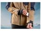 Veste beige pour homme avec des détails bleus.
