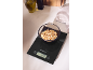 Balance de cuisine avec un bol de flocons d'amandes sur une table blanche.