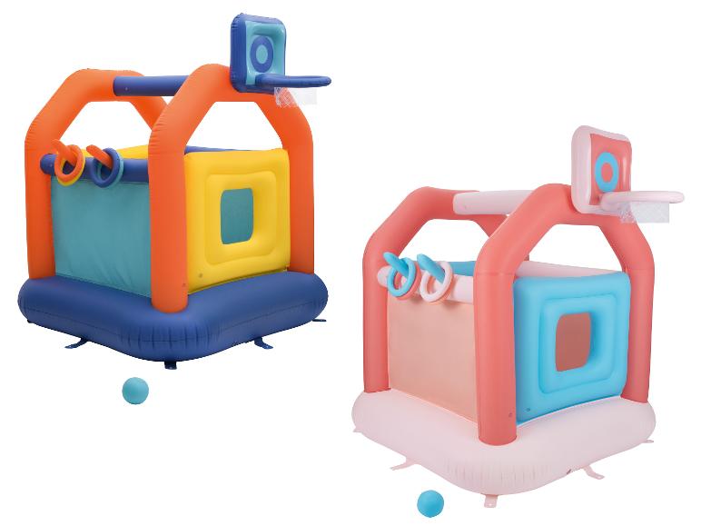 Deux centres de jeux gonflables avec paniers de basket et jeux d'anneaux de différentes couleurs