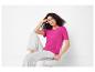 T-shirt rose et pantalon blanc pour femme.
