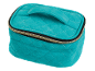 Trousse de toilette matelassée turquoise avec poignée et fermeture éclair dorée.