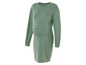 Une robe de maternité verte à manches longues.