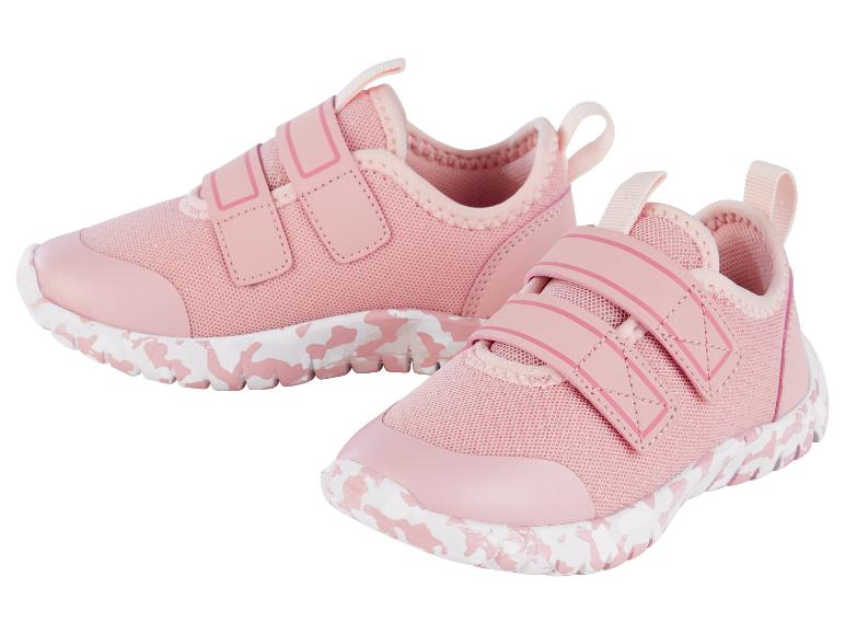 Deux paires de tennis roses à scratch pour enfant.