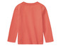 Un t-shirt rose à manches longues pour enfants.