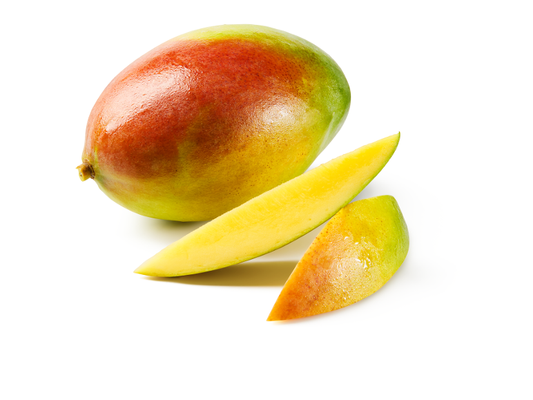 Mangue entière et deux tranches de mangue fraîche sur fond blanc.