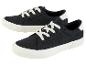 Deux paires de baskets noires à lacets.
