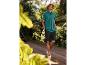 Polo et shorts pour homme dans un jardin luxuriant.