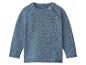 Pull tricoté bleu pour enfant avec boutons sur l'épaule.