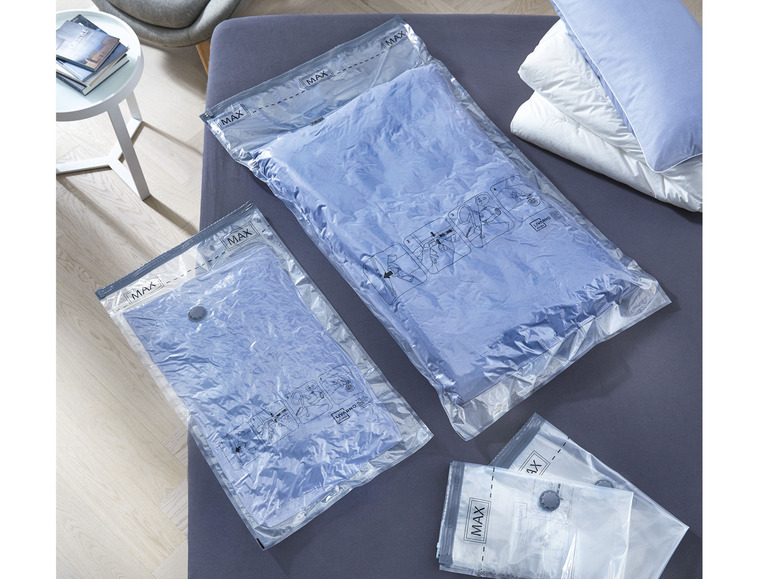 Trois sacs sous vide Livarno Home pour ranger des vêtements.