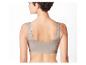 Une femme porte un soutien-gorge de sport beige sans couture.