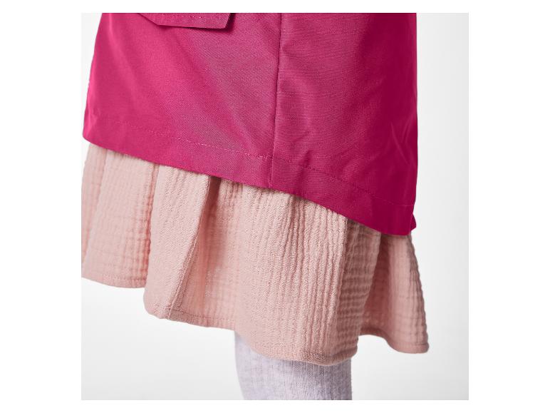 Jupe rose sous une veste magenta.