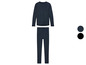 Un ensemble de sous-vêtements thermiques bleu foncé avec un haut à manches longues et un pantalon long.
