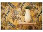 Papier peint jaune à motif de feuilles tropicales et tabouret en bois avec vase et plante.