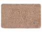 Tapis de bain rectangulaire marron clair avec un logo discret dans le coin inférieur droit.