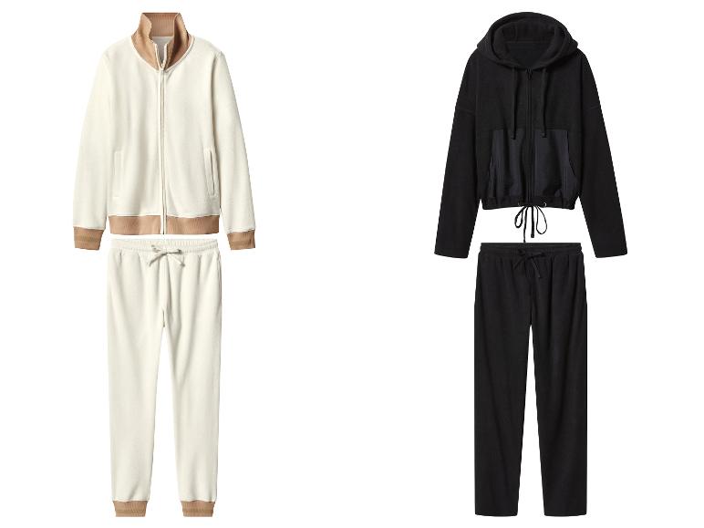 Deux survêtements en polaire, un crème avec des accents marron et un noir.