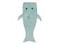 Une couverture en peluche grise en forme de requin.