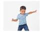 Un enfant portant un t-shirt à imprimé estival et un jean.