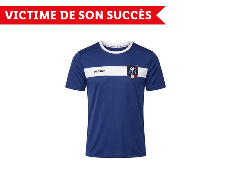 Maillot de sport bleu avec bande blanche et écusson, surmonté du texte 'VICTIME DE SON SUCCÈS'.