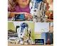 Un enfant construit un droïde R2-D2 LEGO Star Wars.