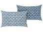 Deux oreillers décoratifs, motif feuilles bleues.