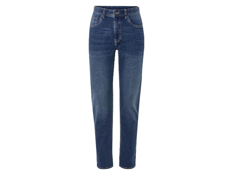 Un jean bleu pour femme.