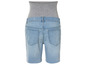 Un short en jean bleu avec une ceinture grise