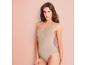 Une femme portant un body de lingerie beige.
