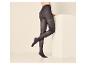 Femme portant des collants noirs transparents, appuyée sur un bloc blanc.