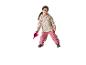 Enfant en veste et pantalon de pluie, tenant un arrosoir rose.
