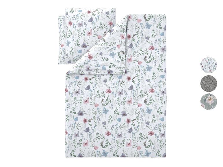 Parure de lit à motif floral blanc, rose et bleu.