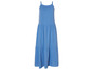 Une longue robe d'été bleue à bretelles fines.