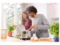 Un homme et une femme cuisinent dans la cuisine avec une cocotte-minute.