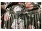 Pantalon en soie vert à imprimé floral et cordon.