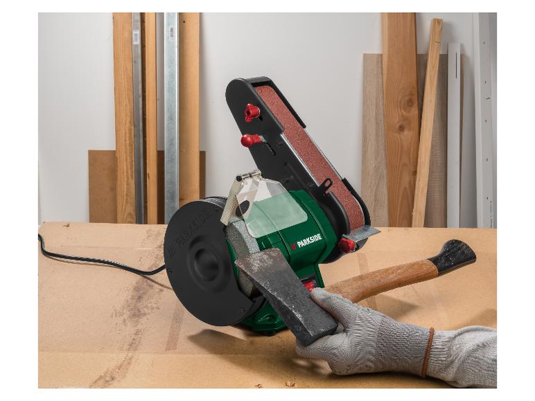 Ponceuse à bande et à disque pour affûter une hache sur une table en bois.