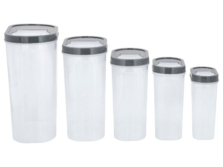 Cinq récipients de conservation transparents avec couvercles gris, de tailles variées.