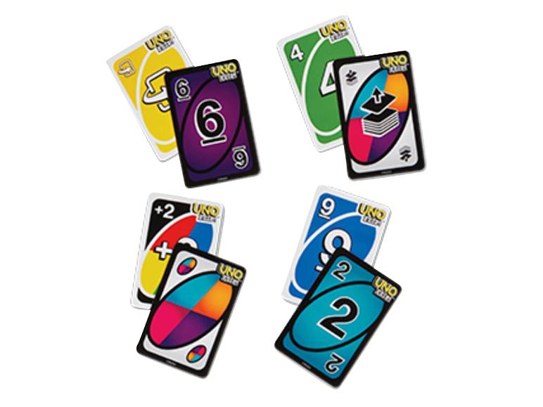 Diverses cartes Uno, y compris des cartes numérotées, des cartes spéciales et une carte joker.
