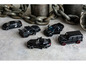 Voitures de jouet noires, dont une Mercedes Classe G et une Nissan GT-R.