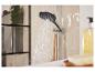 Pomme de douche effet pluie et accessoires de salle de bain modernes.
