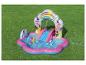 Centre de jeux gonflable avec toboggan aquatique et princesses sur herbe verte.