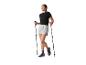 Femme faisant de la randonnée avec des bâtons de marche et portant une tenue de sport.
