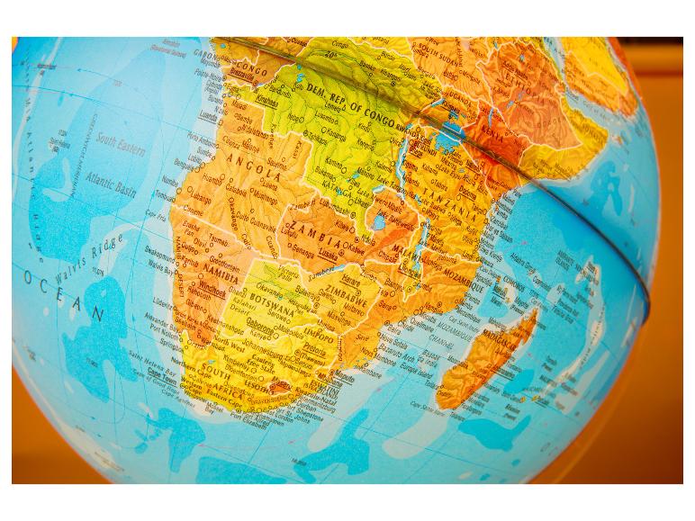 Gros plan d'un globe montrant l'Afrique australe, l'océan Atlantique et l'océan Indien.