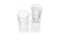 Deux verres en verre de forme spiralée, l'un rempli d'eau.