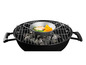 Un barbecue noir avec une grille et une poêle avec du poulet grillé et des poivrons.