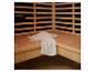 Intérieur de sauna avec bancs en bois et une serviette blanche.