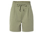 Shorts verts avec ceinture élastique et cordon.