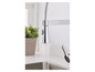 Un robinet de cuisine chromé moderne avec douchette extractible.