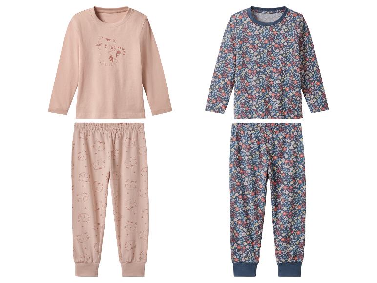 Deux pyjamas pour enfants : un avec des chats et un autre à fleurs.