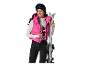 Femme en gilet rose et pantalon noir, tenant des skis.
