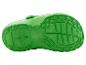La semelle verte d'une paire de sabots Crocs.