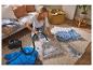 Femme utilisant un aspirateur avec des sacs sous vide pour ranger les vêtements.